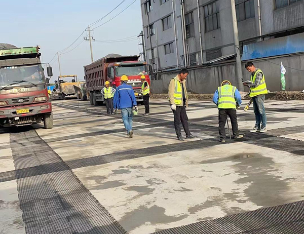 岢岚老材料的新故事：玻璃纤维土工格栅如何在‘白改黑’浪潮中重获新生？